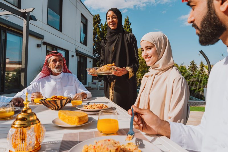 عروض رمضان على الكراسي المتحركه – خصومات تصل إلى 50٪ | جيلاني موبيليتي arab multigenerational family enjoying outdoor meal