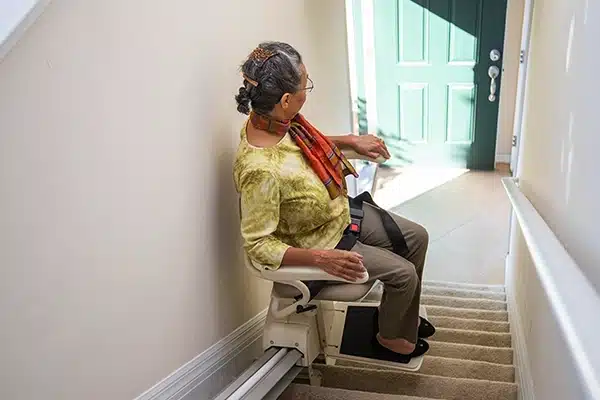 old-woman-using-pinnaacle-stairlifts-harmer old-woman-using-pinnaacle-stairlifts-harmer