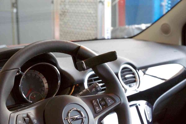 Steering-wheel-fork-handgrip-on-steering-wheel.jpeg Steering-wheel-fork-handgrip-on-steering-wheel.jpeg