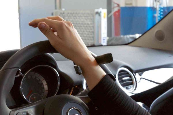 hand-with-steering-wheel-fork-handgrip.jpeg hand-with-steering-wheel-fork-handgrip.jpeg