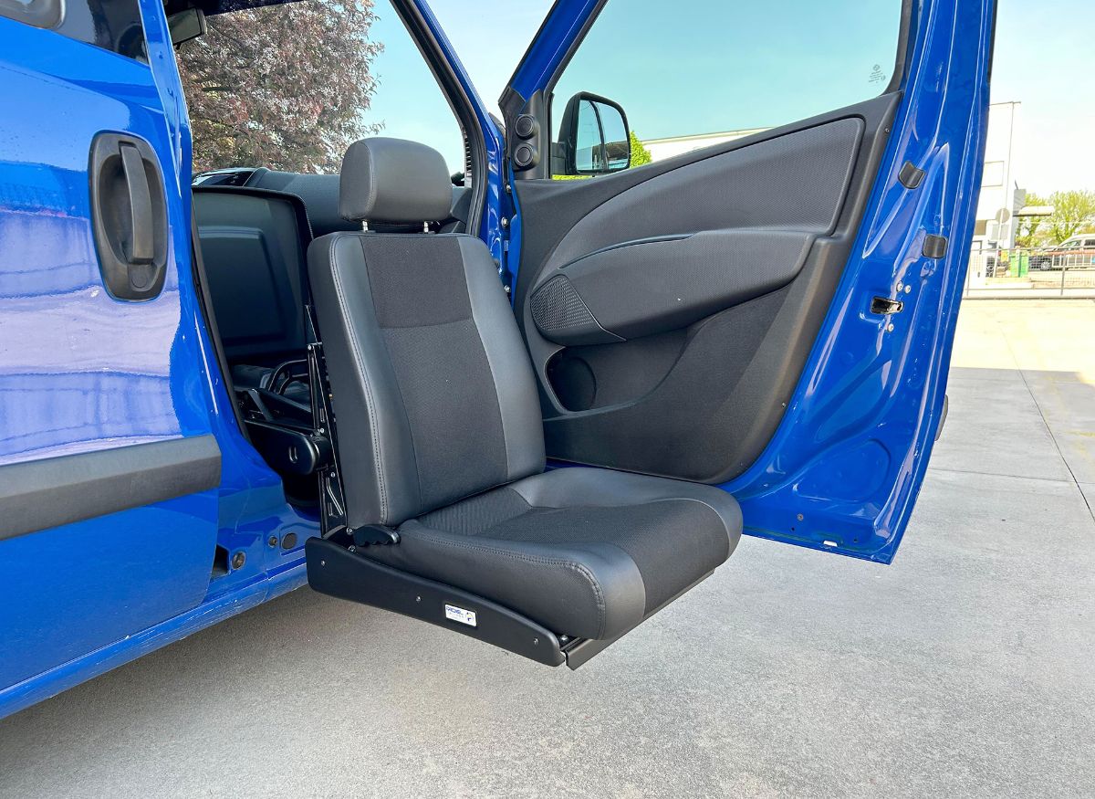 EC400 Swivel Seat
