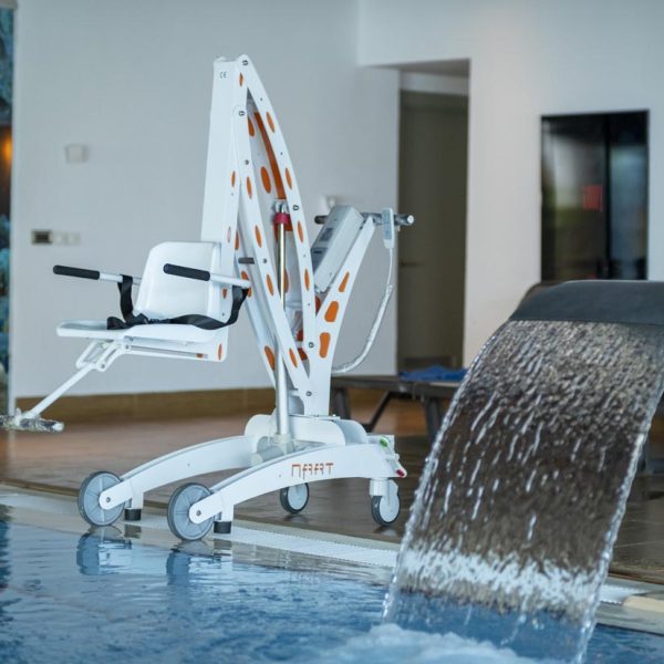 Portable Pool Lift Device Near Swimming Pool Portable Pool Lift Device Near Swimming Pool